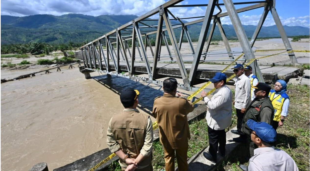 KUNJUNGI LOKASI: Presiden Prabowo Subianto  mengunjungi tiga wilayah banjir dalam sehari, kemarin. Tapanuli Tengah merupakan wilayah pertama yang dikunjungi Prabowo dan menegaskan pentingnya percepata