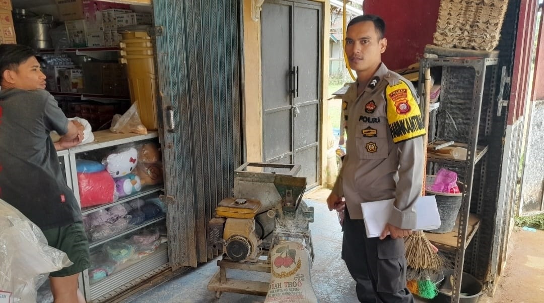 Personel Polsek Sebangki memberikan edukasi modus penipuan online kepada masyarakat saat patroli siang pada Senin (1/12).