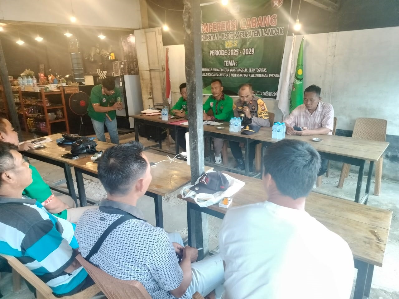 Kapolsek Air besar IPTU Mohammad Ibrahim Malik menghadiri konferensi cabang DPC F-Hukatan KSBSI Kabupaten Landak beberapa waktu lalu.