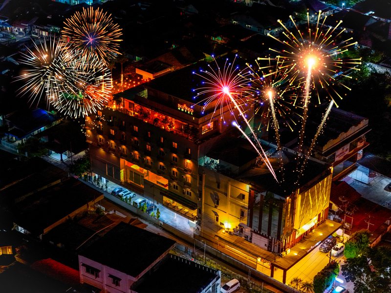 Pesta kembang api menghiasi langit Pontianak saat perayaan Tahun Baru di Borneo Hotel Pontianak.