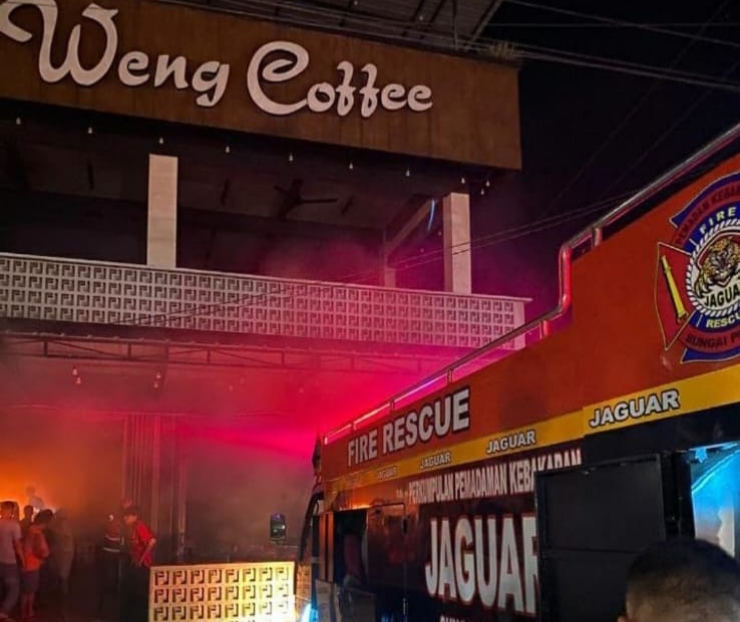 Petugas Damkar Jaguar Sungai Pinyuh memadamkan api di area dapur Weng Coffee, Selasa (2/12) malam.