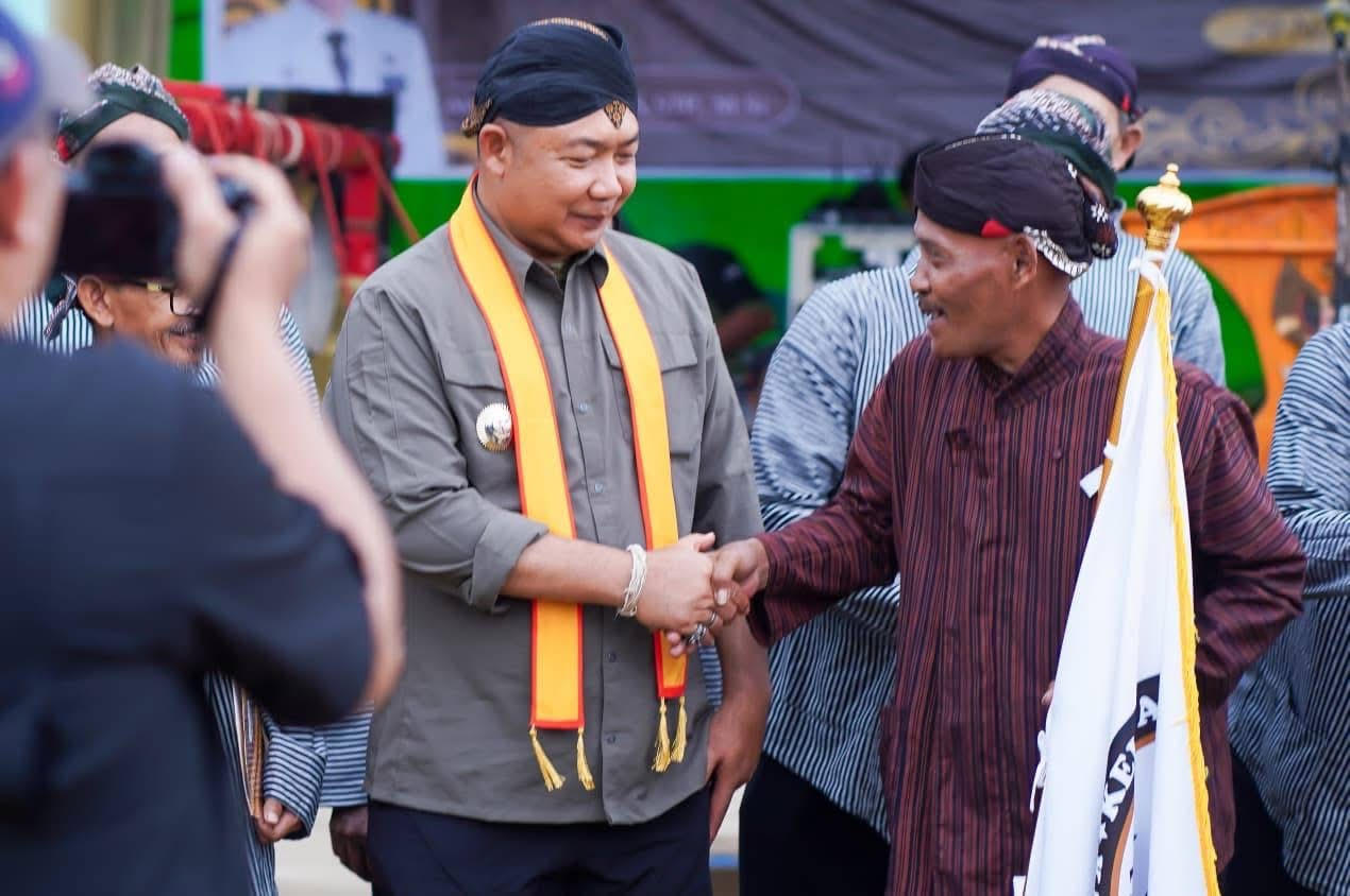 PELANTIKAN : Bupati Ketapang, Alexander Wilyo, menghadiri pelantikan Pengurus Paguyuban Jawa Sungai Melayu Rayak, Sabtu (29/11).