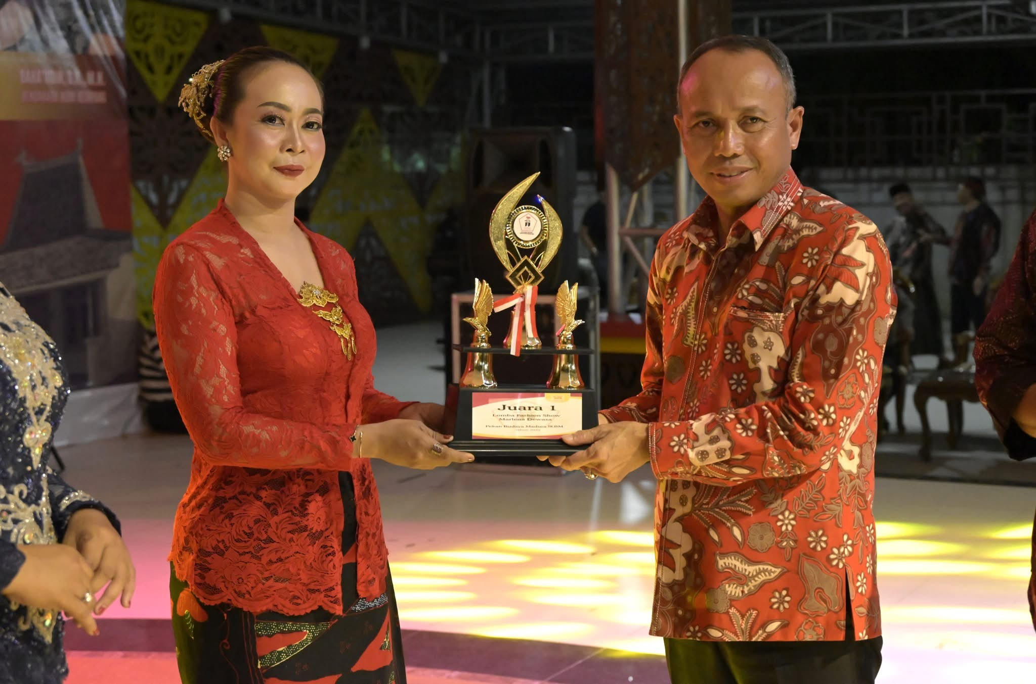 HADIAH : Sekda Ketapang, Repalinto, menyerahkan hadiah pemenang lomba fashion show khas Madura.