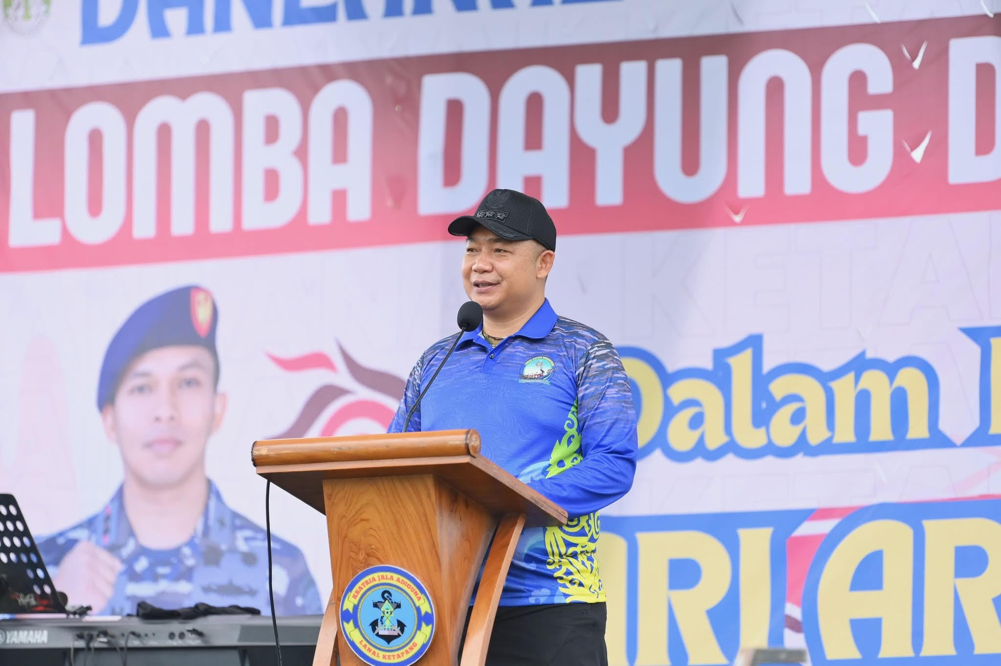 ARAHAN : Bupati Ketapang, Alexander Wilyo, saat memberikan arahan saat membuka kejuaraan Dayung Dragon Boat Danlanal 2025, di tepian Sungai Pawan, Sabtu (29/11).