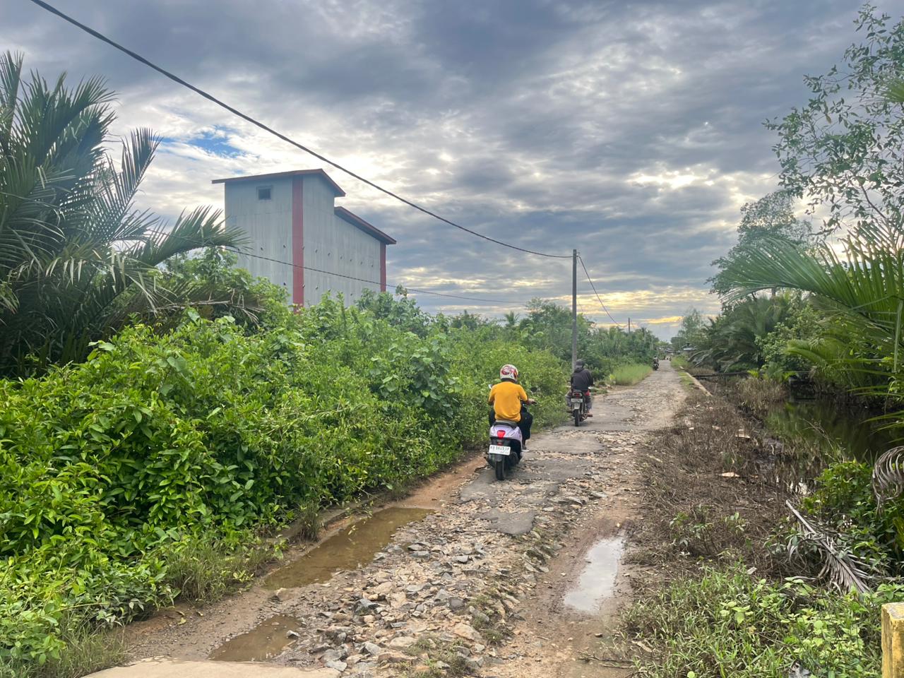JALAN : Kondisi jalan di poros Gustiroom, Desa Teluk Melano, Kecamatan Simpang Hilir Kabupaten Kayong Utara.