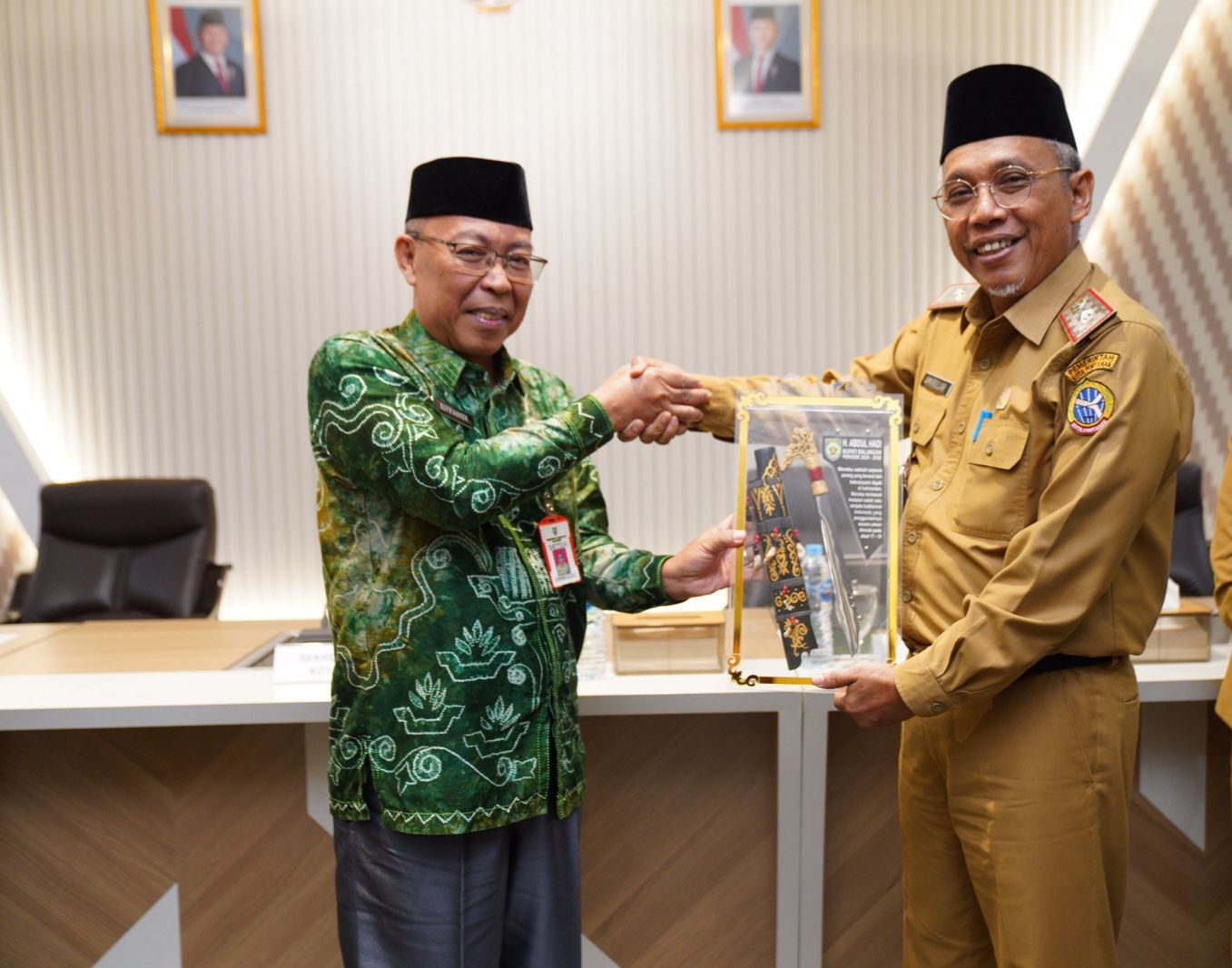 Sekretaris Daerah (Sekda) Kota Pontianak, Amirullah menerima cendera mata dari Pj Sekda Kabulaten Balangan, Sufrianor.