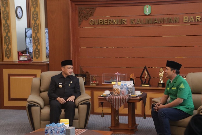 DISKUSI : Gubernur Kalimantan Barat, Ria Norsan, saat berdiskusi dengan Ketua PW GP Ansor Kalbar, Rajuini.
