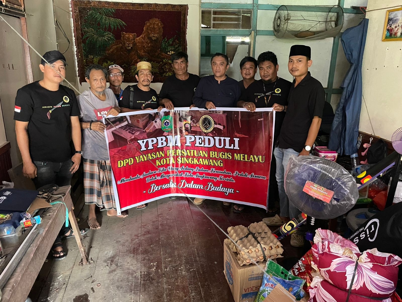 SEMBAKO : DPD (YPBM) Yayasan Persaudaraan Bugis Melayu Kota Singkawang menggelar Bakti Sosial "YPBM PEDULI" dengan membagikan Sembako kepada masyarakat.