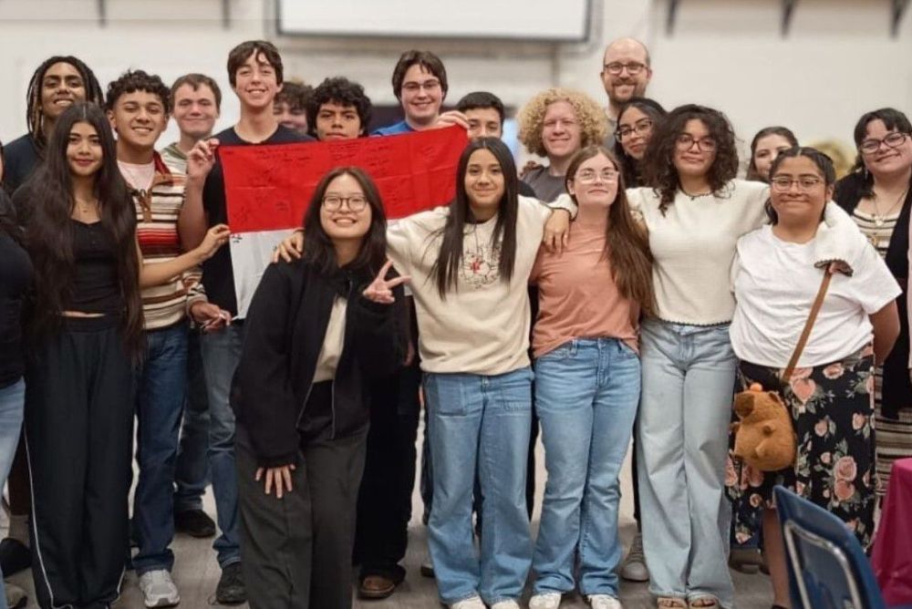 Gwen Jillyann Tanaya (tengah), pelajar asal Pontianak Kalimantan barat menceritakan serunya pengalaman merayakan thanksgiving di Texas Amerika Serikat.