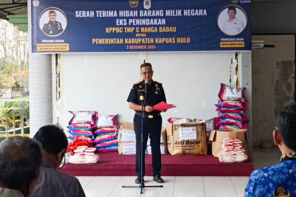 Bea Cukai Nanga Badau menyerahkan barang hasil penindakan kepada Pemerintah Kabupaten Kapuas Hulu.