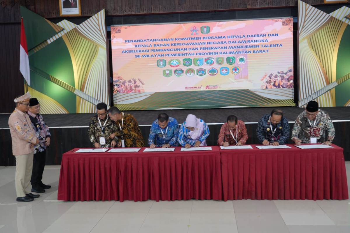 PPK se-Kalimantan Barat sedang menandatangani komitmen bersama pembangunan manajemen talenta, disaksikan Kepala BKN Zudan Arif Fakrulloh dan Gubernur Kalbar Ria Norsan Selasa (2/12).