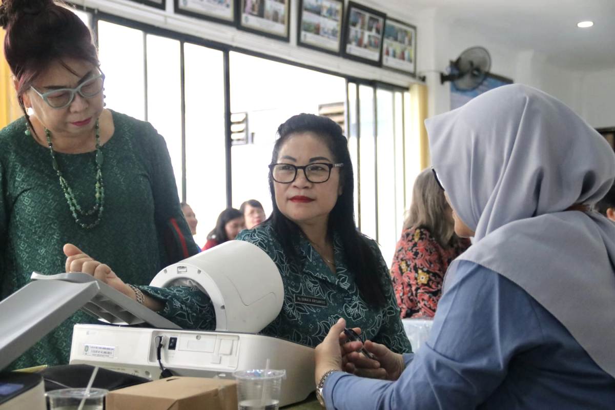 Ketua I Bidang Pembinaan Karakter Keluarga, Donata Dirasig saat memeriksa kesehatan di Sosialisasi dan Edukasi Ekonomi Rumah Tangga di Kantor Sekretariat PKK Kalbar.