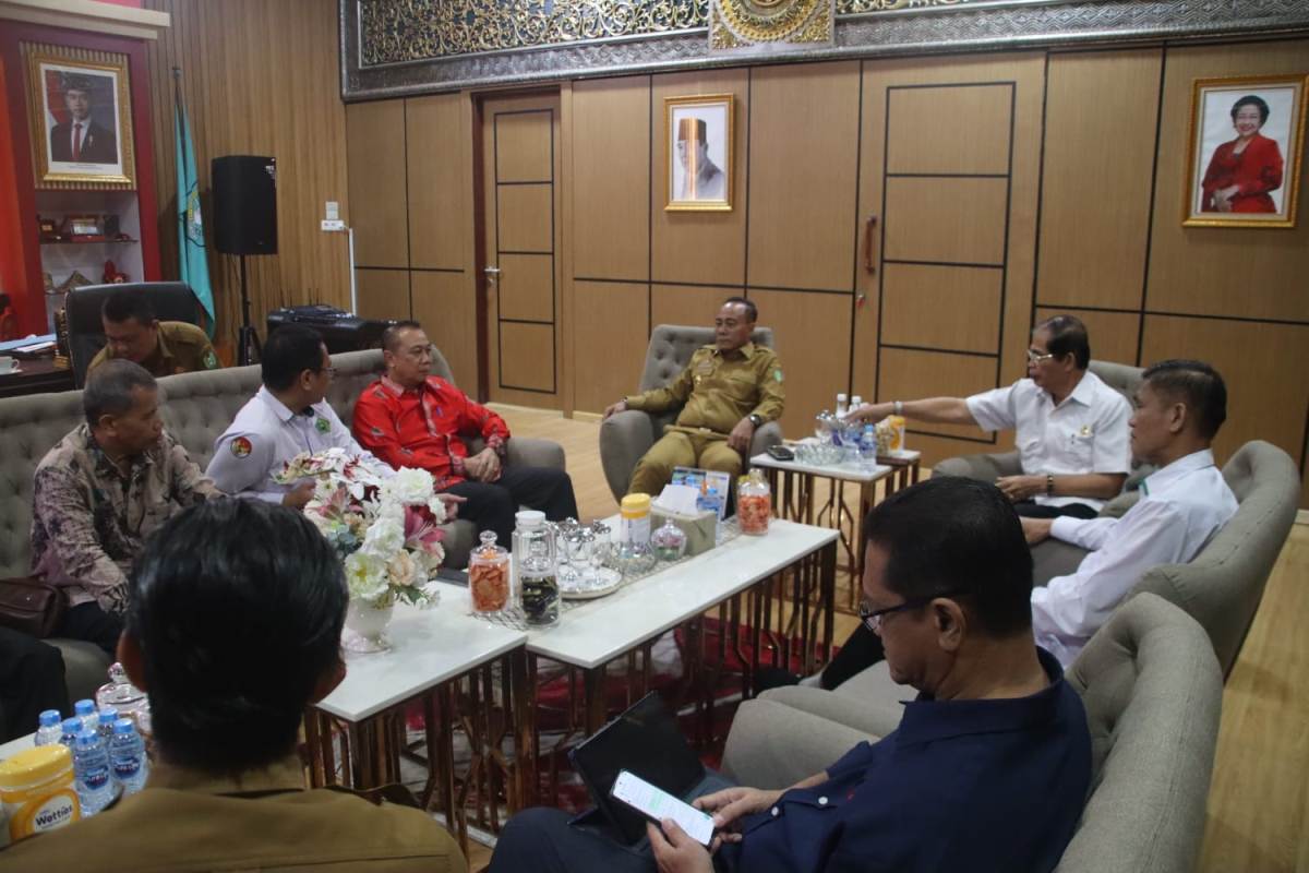 Wagub Kalbar, Krisantus Kurniawan sedang berdiskusi dengan jajaran pengurus dari Lembaga Pengembangan Pesta Paduan Suara Gerejawi Daerah (LPPD) Kalbar, yang ketuanya adalah Jakius Sinyor.