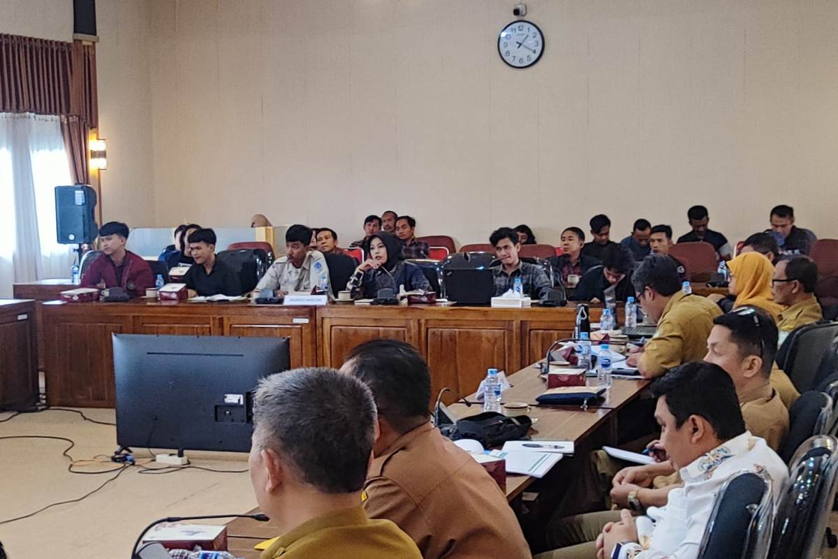 Sejumlah perwakilan mahasiswa mengikuti rapat dengar pendapat bersama Komisi IV DPRD Kalbar pada Selasa (2/12).