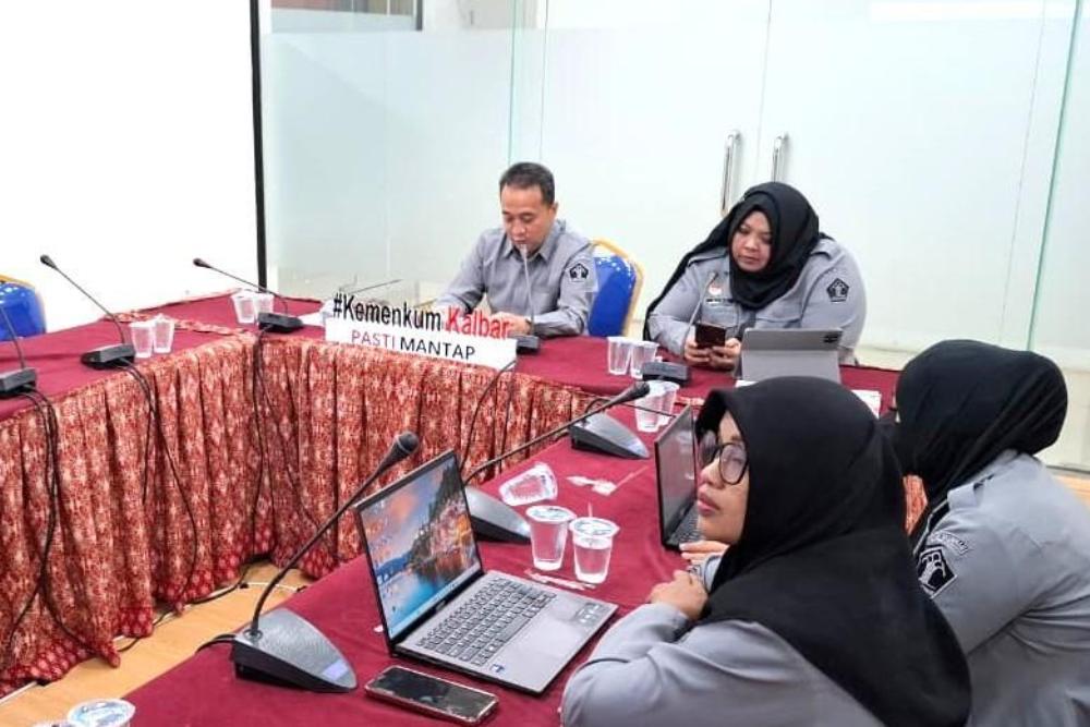 Kanwil Kemenkum Kalbar menggelar rapat harmonisasi Raperbup Sambas pada Selasa (2/12).