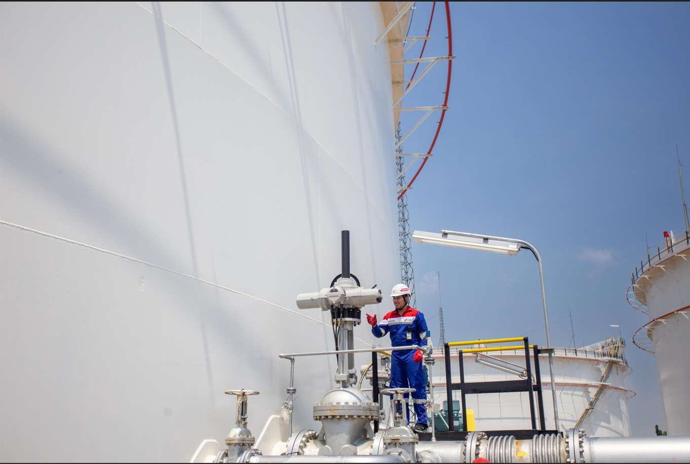 Kilang Pertamina beroperasi penuh untuk memastikan pasokan BBM selama libur Natal dan Tahun Baru 2026 berjalan lancar dan aman.