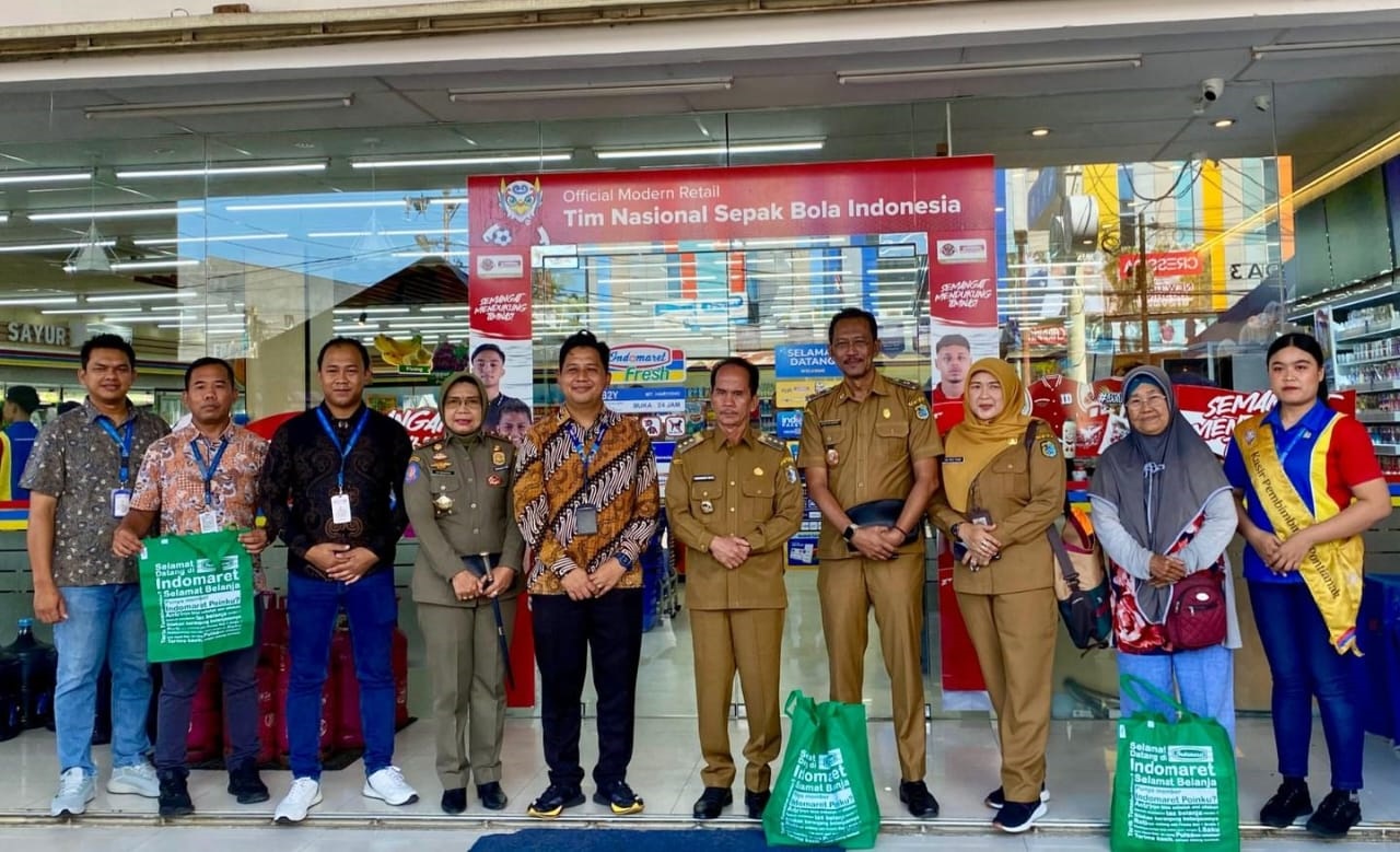 RESMI: Bupati Sintang Gregorius Herkulanus Bala meresmikan langsung larangan kantong plastik sekali pakai.