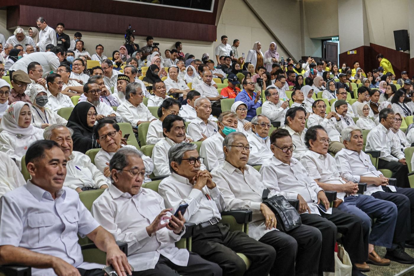 Sejumlah guru besar dan aluminium Fakultas Kedokteran (FK) UI menggelar mimbar bebas Salemba Bergerak di Aula IMERI Fakultas Kedokteran Universitas Indonesia, Salemba, Jakarta, Selasa (20/05/2025).