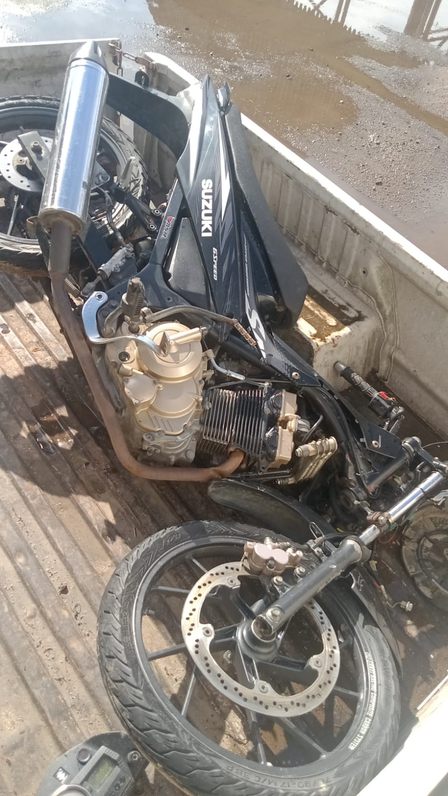 Kendaraan motor korban tabrakan dievaluasi aparat kepolisian.