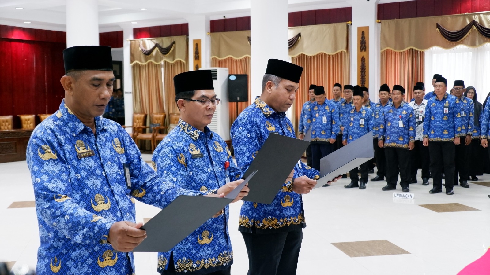 Suasana pelantikan dan pengambilan sumpah tiga Kepala OPD Pemkab Mempawah.