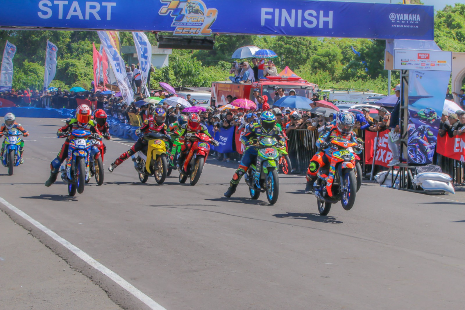 Aksi para pembalap Yamaha Cup Race saat start, disaksikan ribuan penonton yang memadati lintasan.