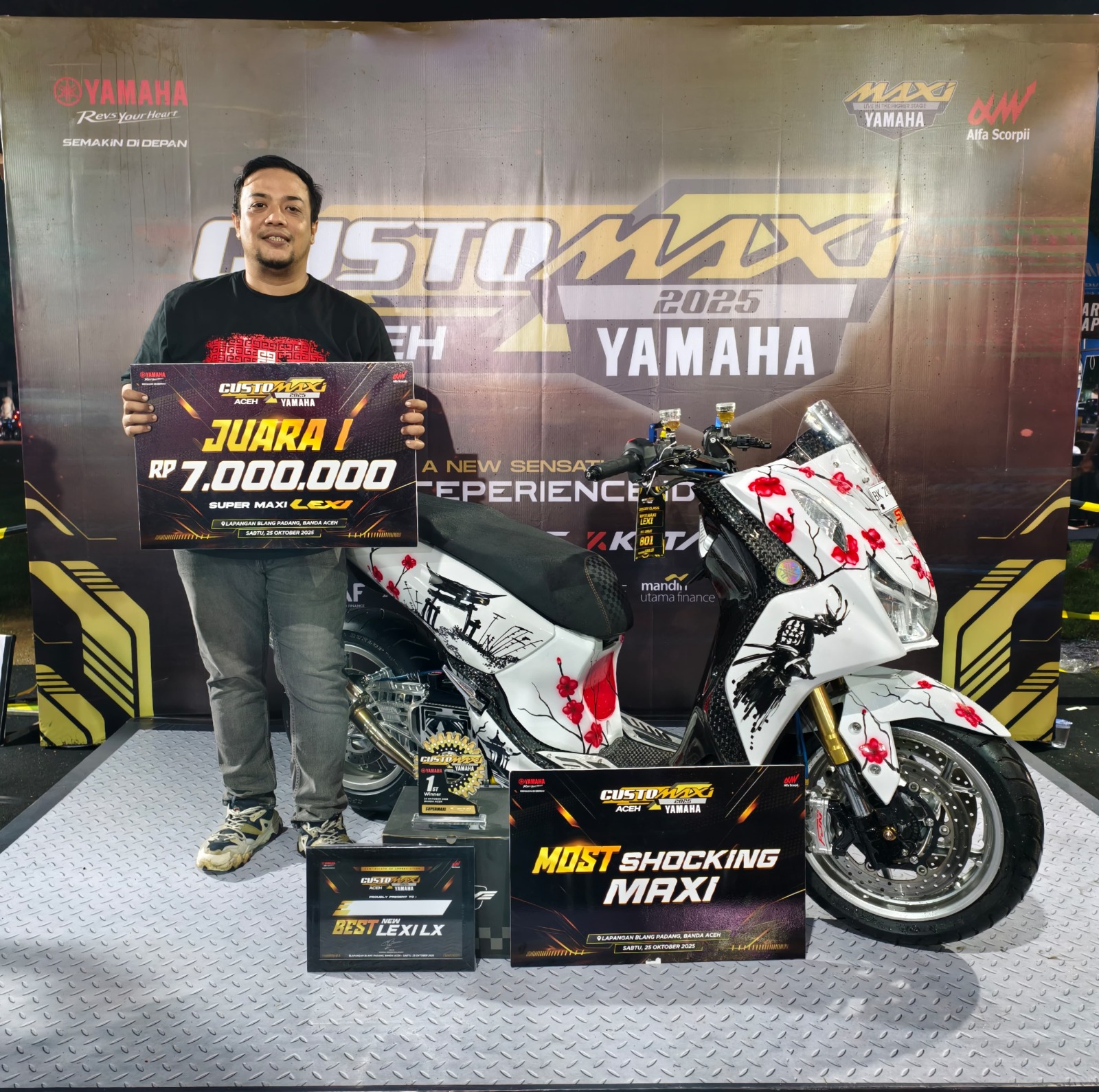 Juara 1 CustoMAXI Aceh 2025! Modifikasi Lexi bermotif bunga & samurai ini sukses curi perhatian dan bawa pulang trofi.