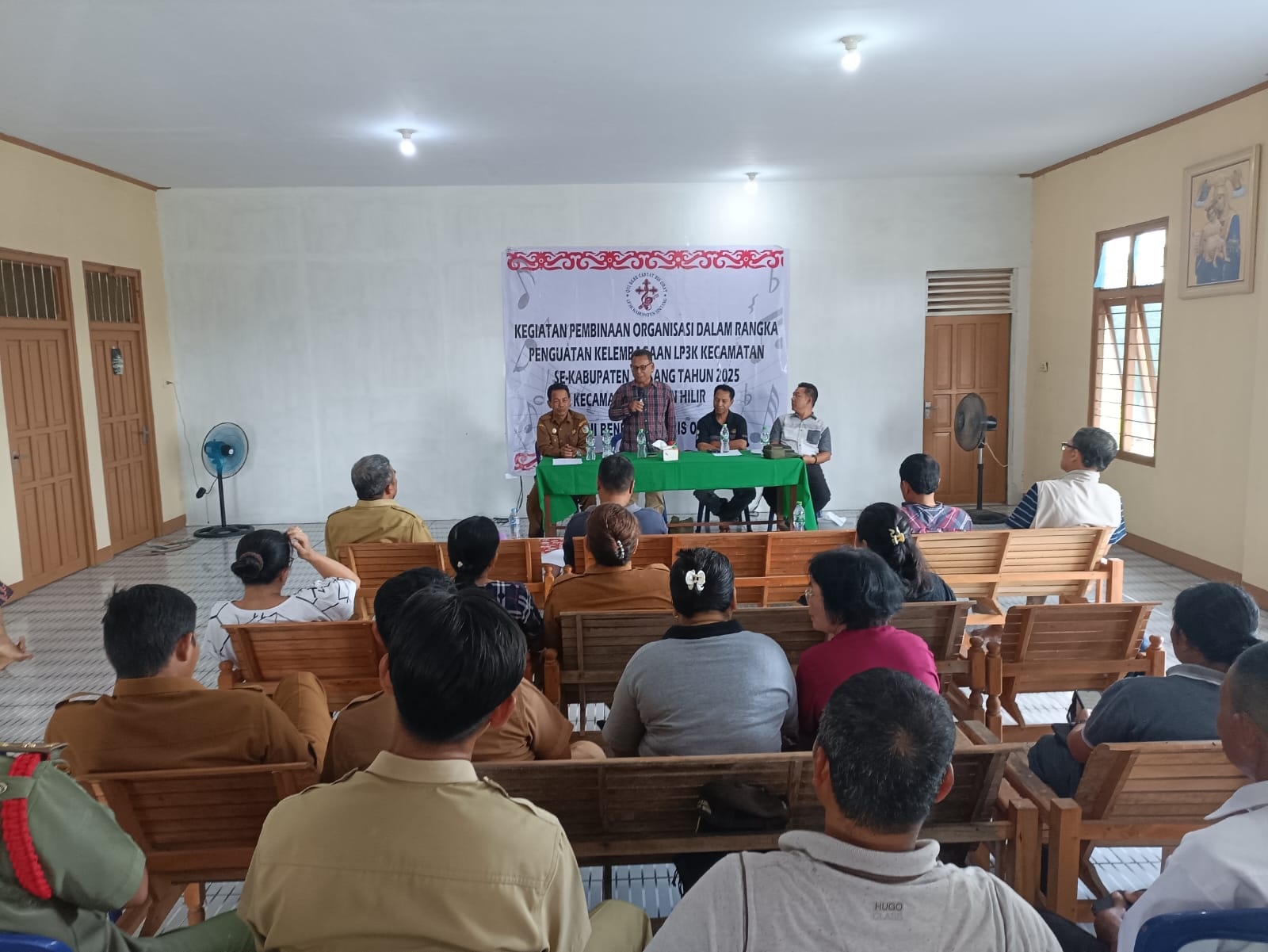 ARAHAN: Ketua LP3K Kabupaten Sintang, Agustinus Hata, memberikan arahan kepada pengurus LP3K Kecamatan Kayan Hilir dalam acara pembinaan di Aula Paroki Santo Yosef Nanga Mau.