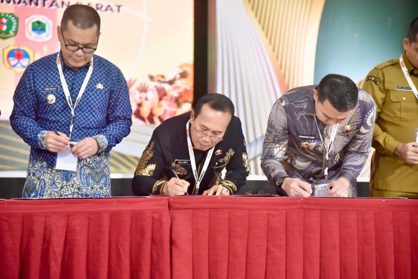 TALENTA: Bupati Sujiwo saat mengikuti agenda Penguatan Implementasi Manajemen Talenta ASN yang digelar Pemerintah Provinsi Kalbar di Pendopo Gubernur Kalbar, Selasa (2/12).