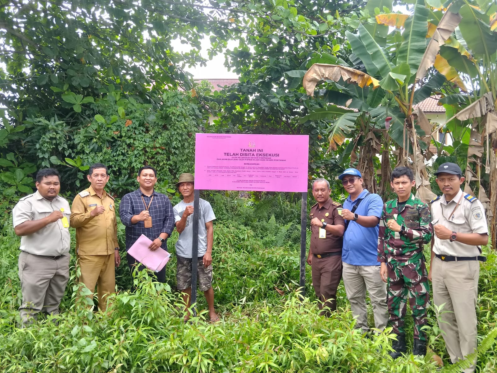 TUTUP TAMBANG: Tim Bareskrim Mabes Polri dipimipin langsung Brigjen Pol Moh Irhamni, Direktur Tindak Pidana Tertentu (Dirtipidter) tutup lokasi penambangan ilegal di Srumbung, Magelang.