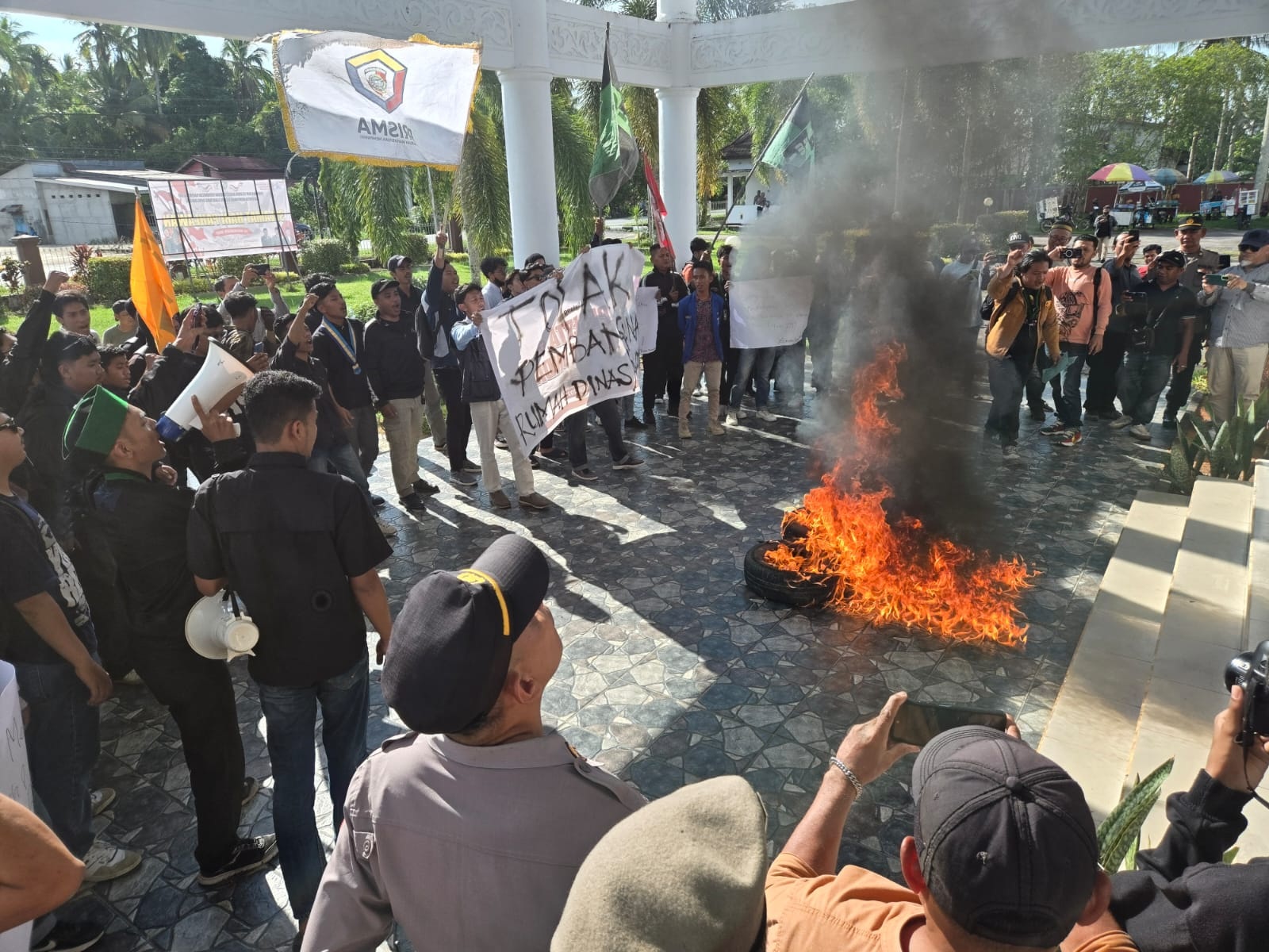SEMPAT RICUH: Suasana demonstrasi penolakan pembangunan pendopo Bupati Mempawah yang sempat ricuh, kemarin.