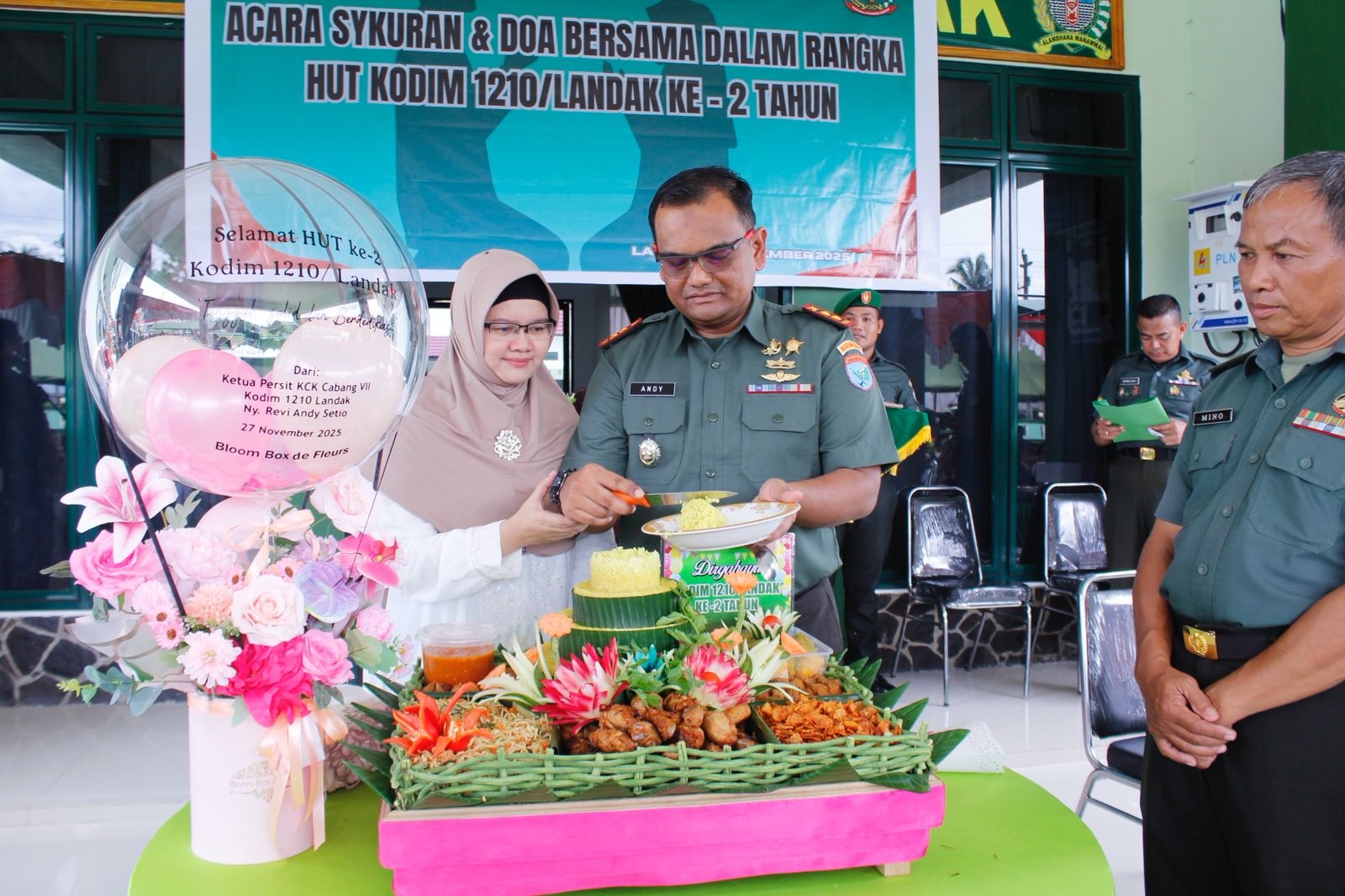 Dandim 1210/Landak, Letkol Kav Andy Setyo Untoro memotong tumpeng HUT ke-2 Kodim Landak beberapa waktu lalu.//IST