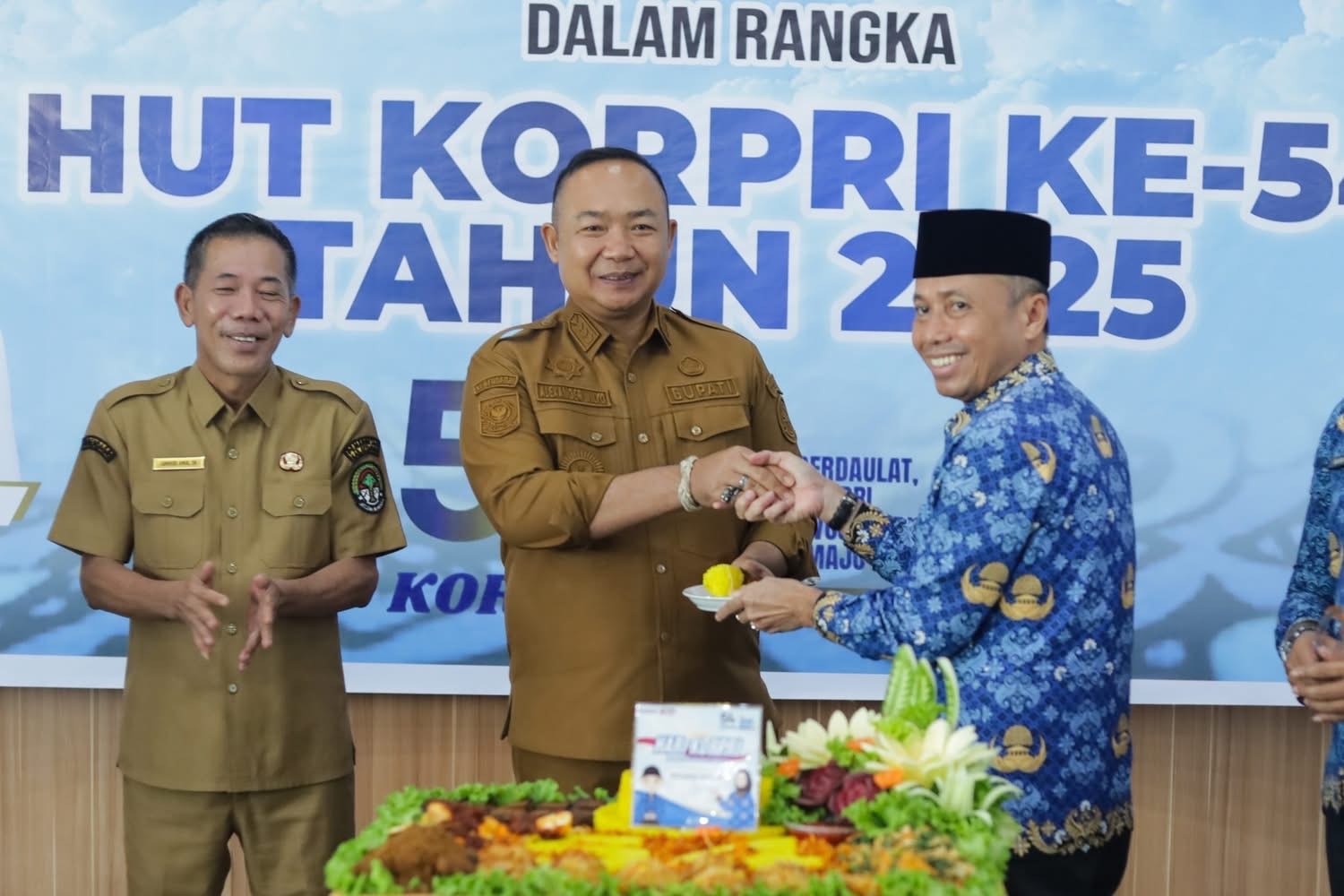 KORPRI : Bupati Ketapang, Alexander Wilyo, menerima potongan tumpeng dari Sekda Ketapang, Repalianto, Senin (1/12).