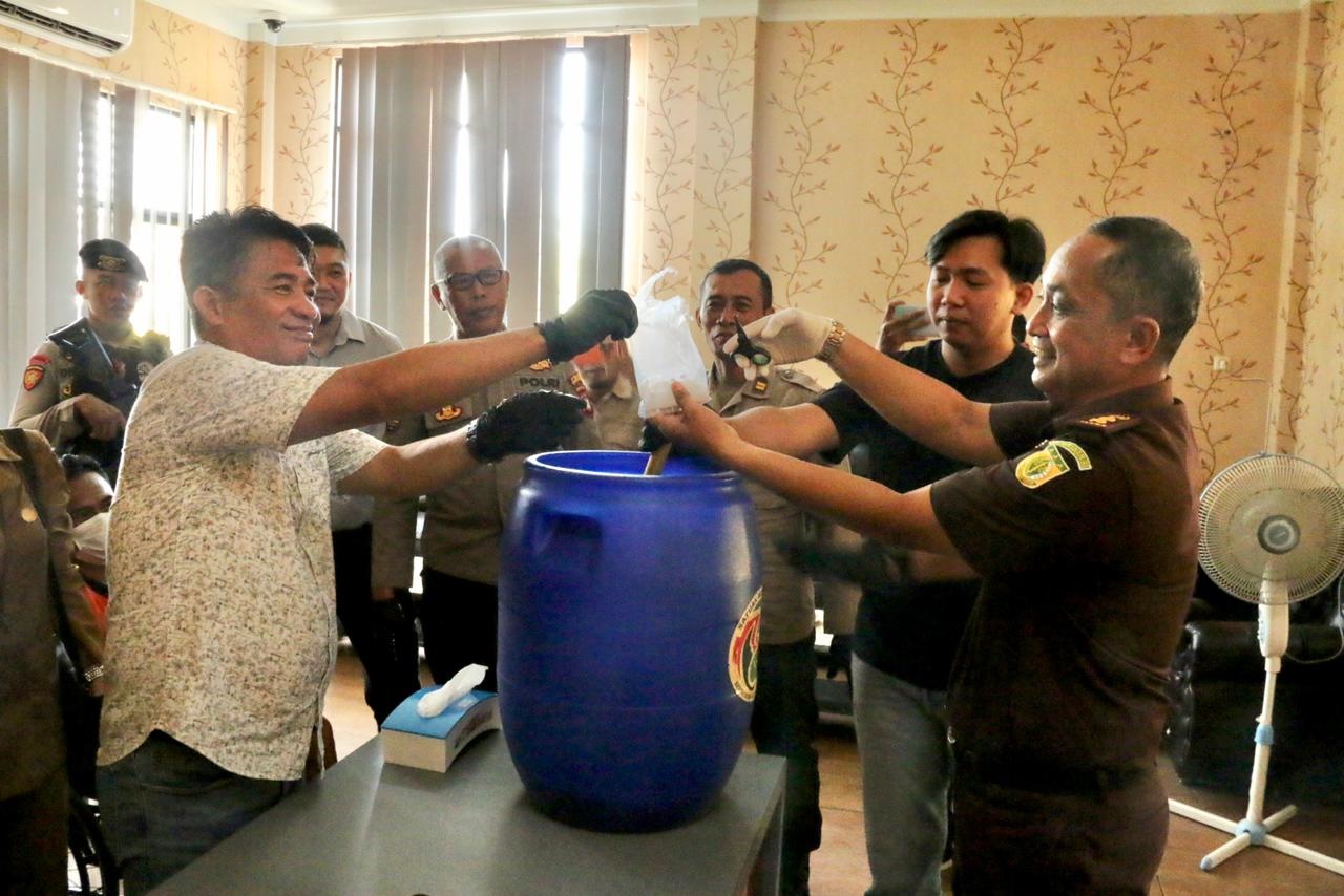 Kapolres Singkawang bersama Kasat Resnarkoba Polres Singkawang saat memusnahkan barang bukti sabu hasil pengungkapan dua kasus narkotika di wilayah hukum Polres Singkawang. // Ist