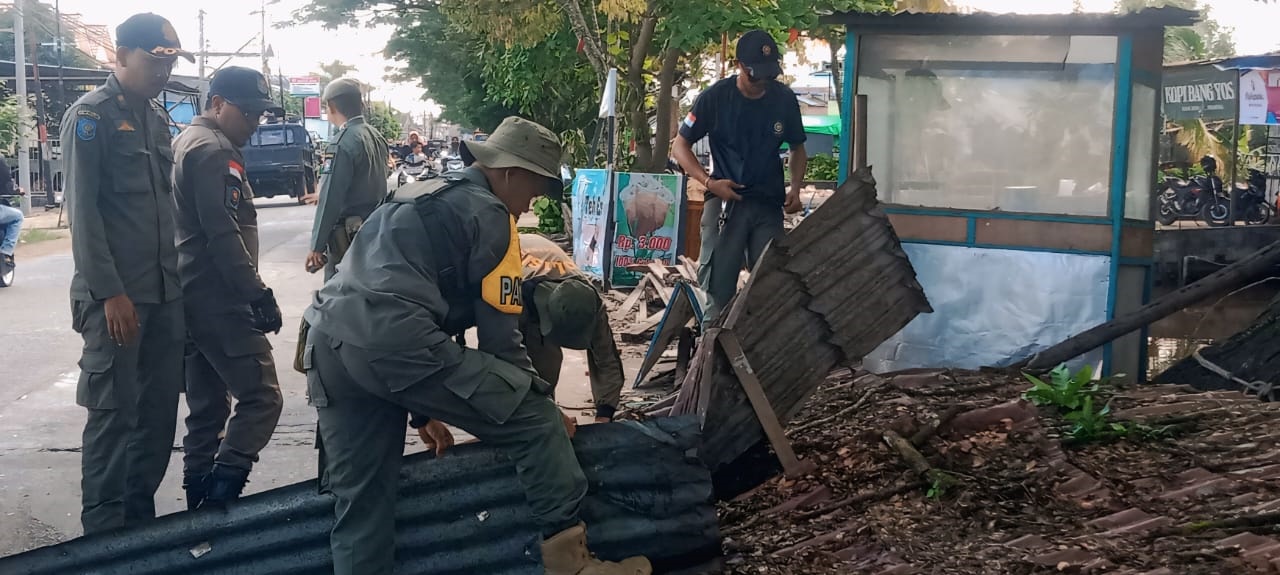 BONGKAR: Sejumlah personel Satpol PP Kubu Raya bersama warga setempat melakukan pembongkaran bangunan liar di sepanjang pinggiran parit Desa Rengas Kapuas dan Sungai Rengas.
