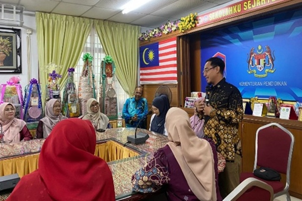 Prodi Pendidikan Matematika Universitas PGRI Pontianak menggelar PKM di Sekolah Menengah Kebangsaan (SMK) Matang Jaya Kuching Sarawak Malaysia beberapa waktu lalu.