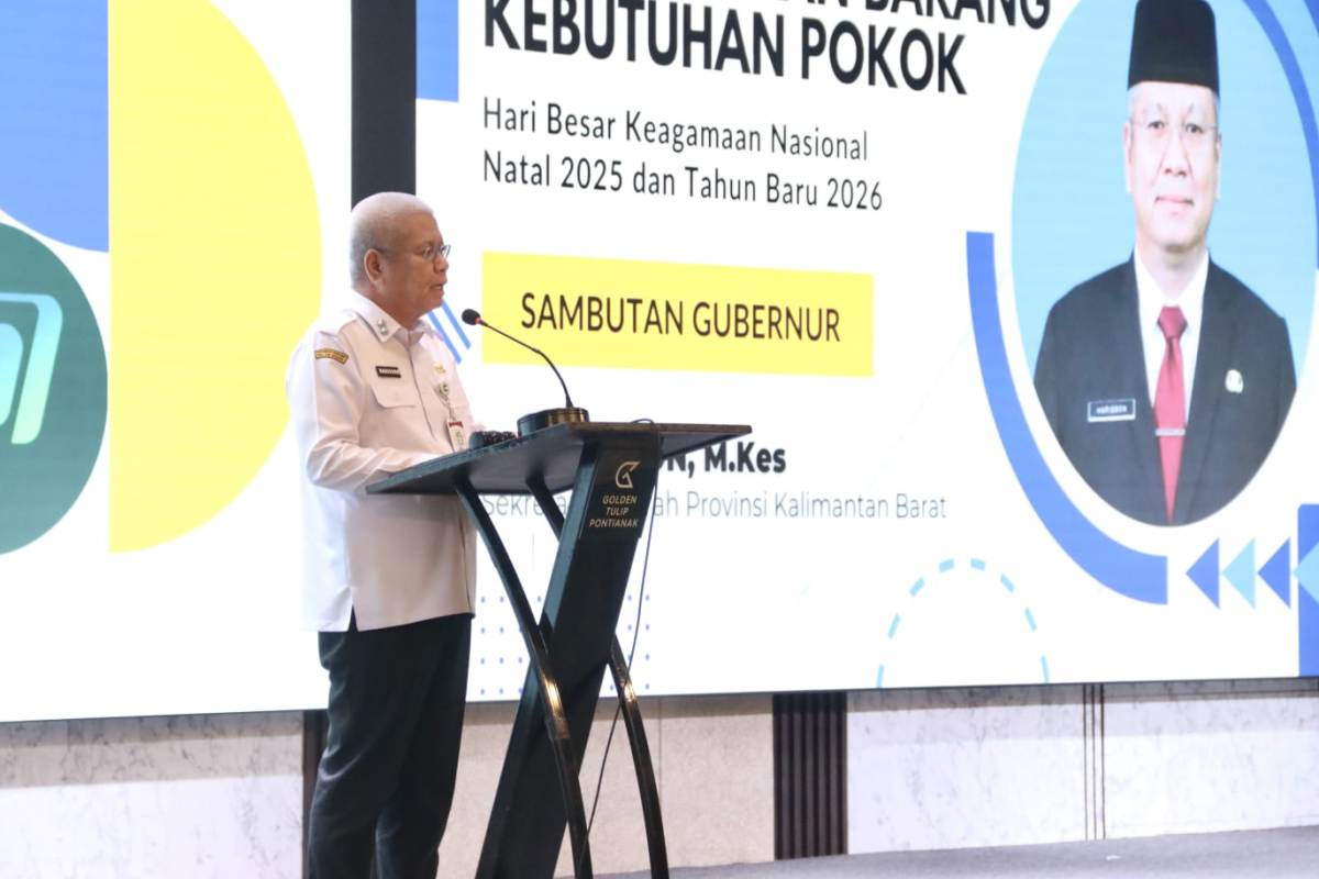 Sekretaris Daerah Kalimantan Barat Harisson saat membuka Rapat Koordinasi Ketersediaan Barang Kebutuhan Pokok menjelang perayaan Natal 2025 dan Tahun Baru 2026 di Hotel Golden Tulip Pontianak.