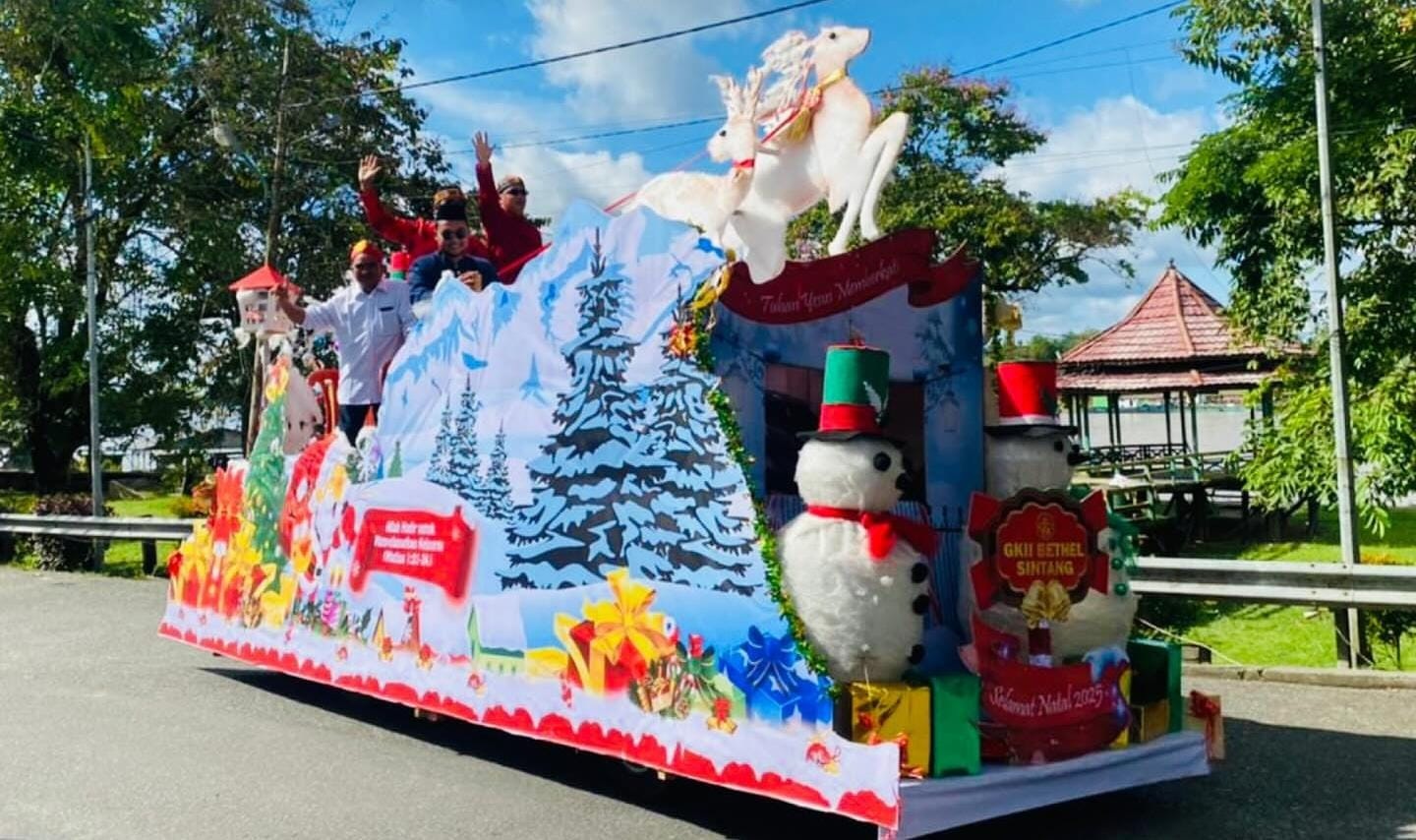 KARNAVAL: Kabupaten Sintang merayakan Natal dengan cara yang berbeda, melalui karnaval mobil hias yang penuh warna, damai, dan sukacita.