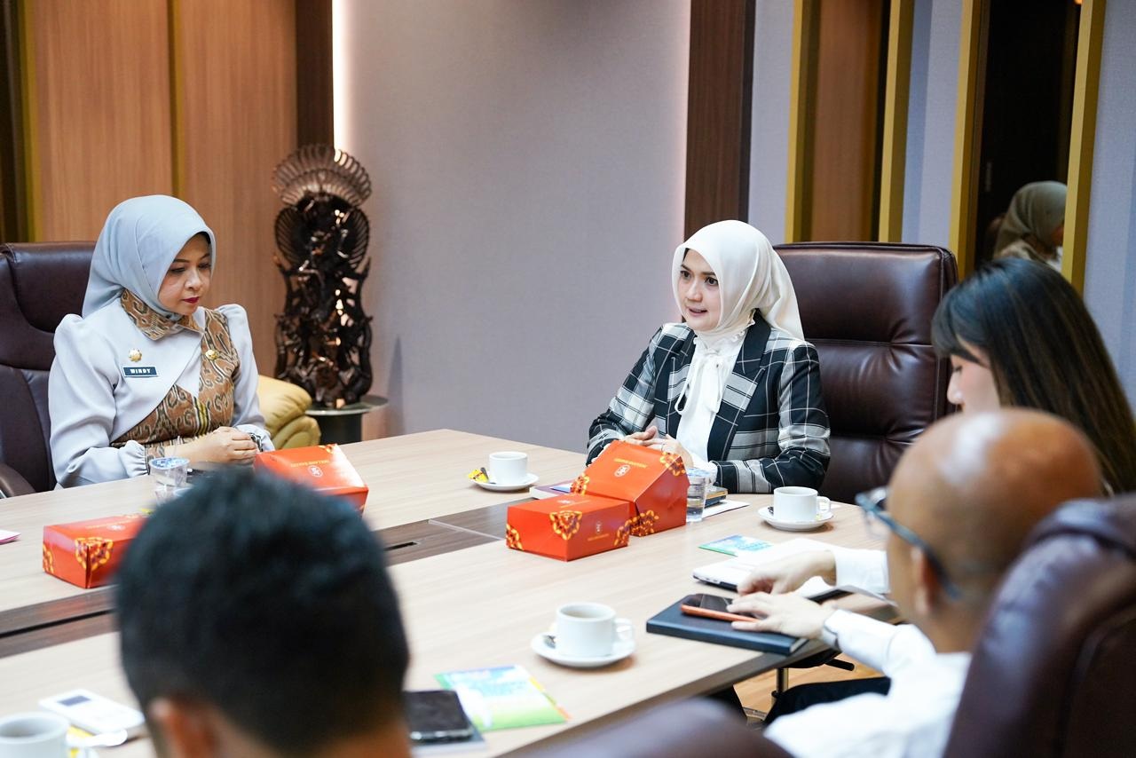 BINCANG: Kepala Disporapar Kalbar Windy Prihastari berbincang dengan Tenaga Ahli Utama Bidang Pemuda dan Olahraga serta MBG Kedeputian III KSP, Lindsey Afsari Puteri, saat presentasi kondisi sarpras
