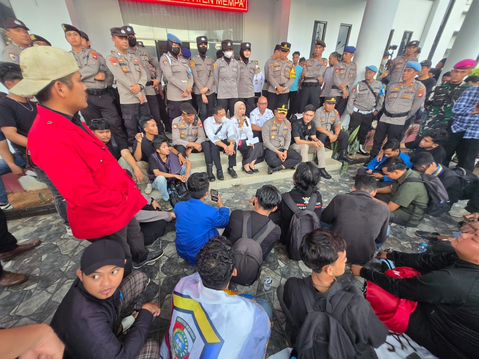 DEMO BERUNTUN: Sekwan DPRD Kabupaten Mempawah, didampingi Plt Kabag Umum dan Kapolres Mempawah, mendengarkan aspirasi mahasiswa, Rabu (3/12).