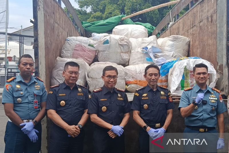 BARANG BUKTI: Lanal Cirebon saat menunjukkan barang bukti penyelundupan pakaian olahraga tanpa dokumen kepabeanan dalam konferensi pers di Cirebon, Jawa Barat, Selasa (2/12).