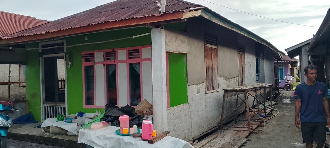 Program bedah rumah BSPS di Kapuas Hulu mulai dilakukan dengan pembongkaran rumah.