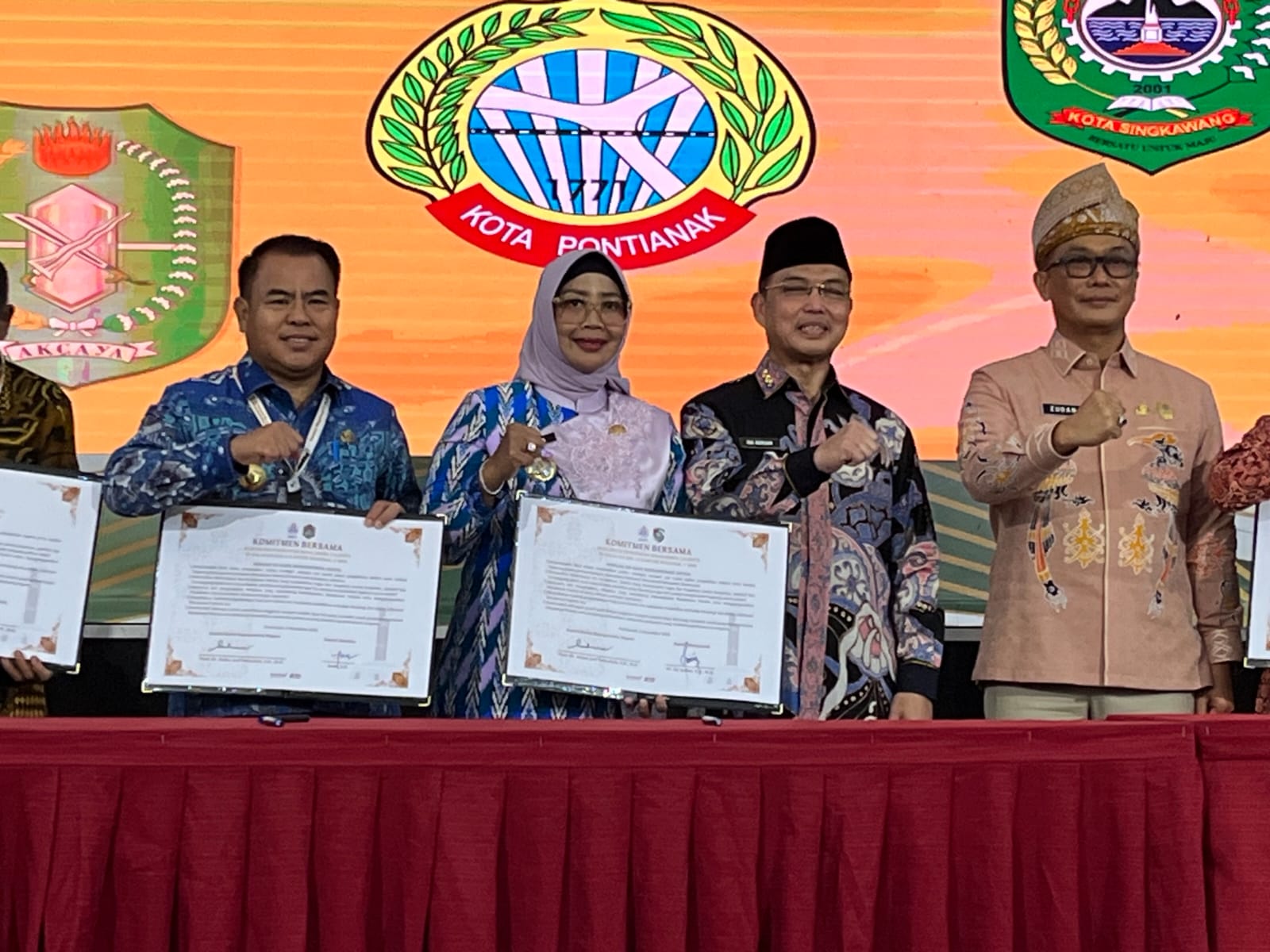 TANDATANGAN: Bupati Erlina menunjukkan penandatanganan Komitmen Bersama Pejabat Pembina Kepegawaian (PPK) se-Kalimantan Barat.