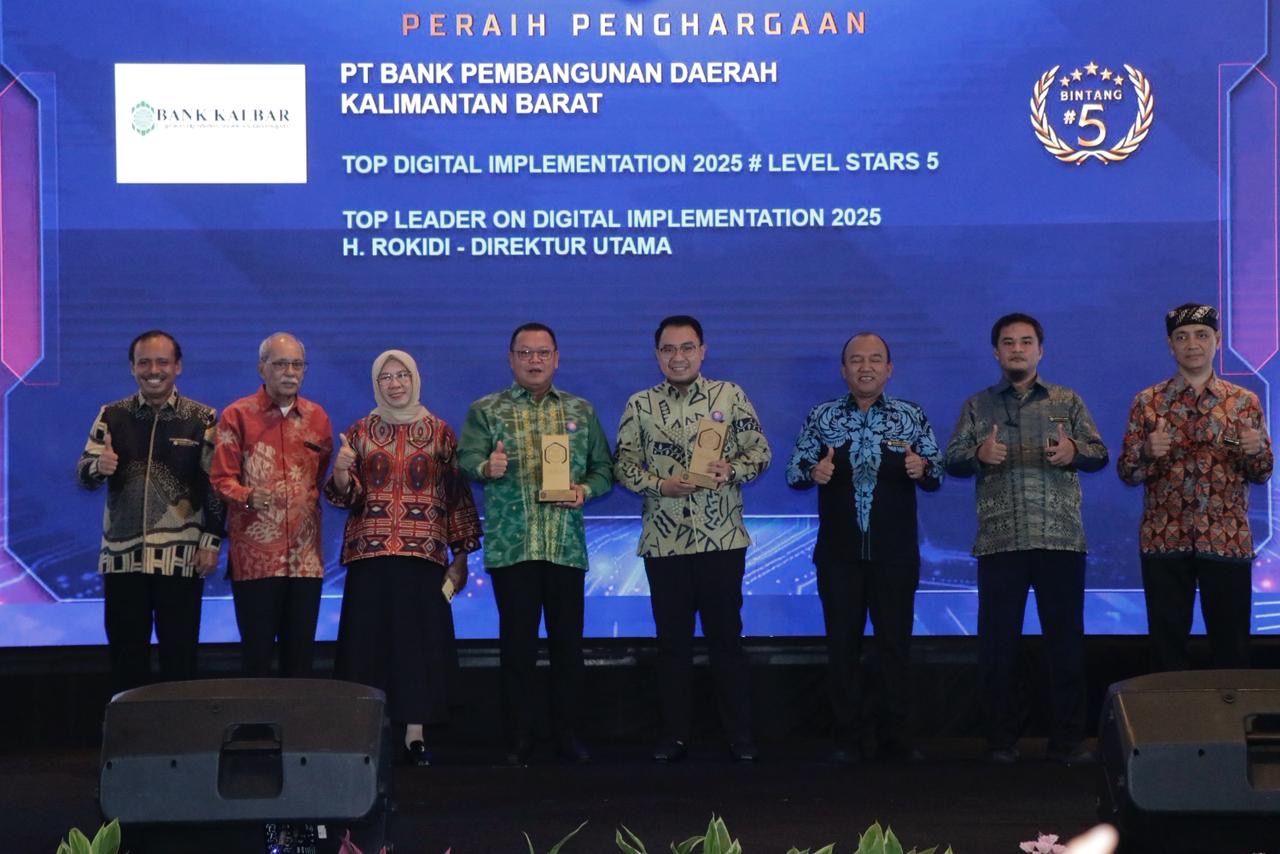 PRESTASI : Dirut Bank Kalbar, Rokidi (empat kiri) saat berada di atas panggung menerima penghargaan dalam ajang TOP Digital Awards 2025, di Jakarta, Kamis (4/12).