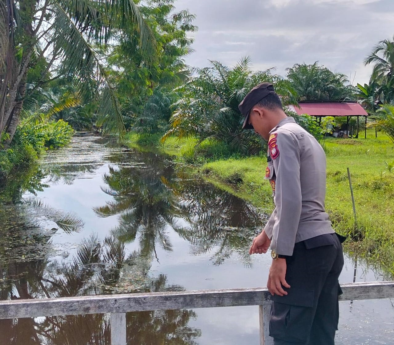 PANTAU: Petugas Polres Kubu Raya memantau daerah wilayah banjir, belum lama ini.