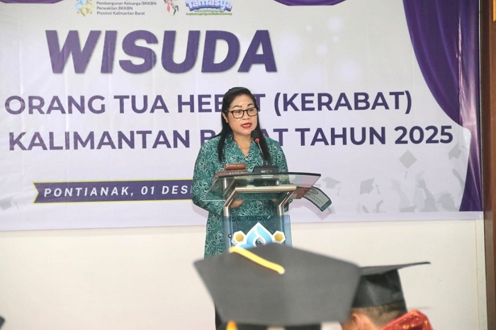 HADIR: Ketua Bidang I TP-PKK Kalbar Donata Dirasig menghadiri Wisuda Kelas Orang Tua Hebat sebagai upaya memperkuat kualitas pengasuhan anak di TPA.
