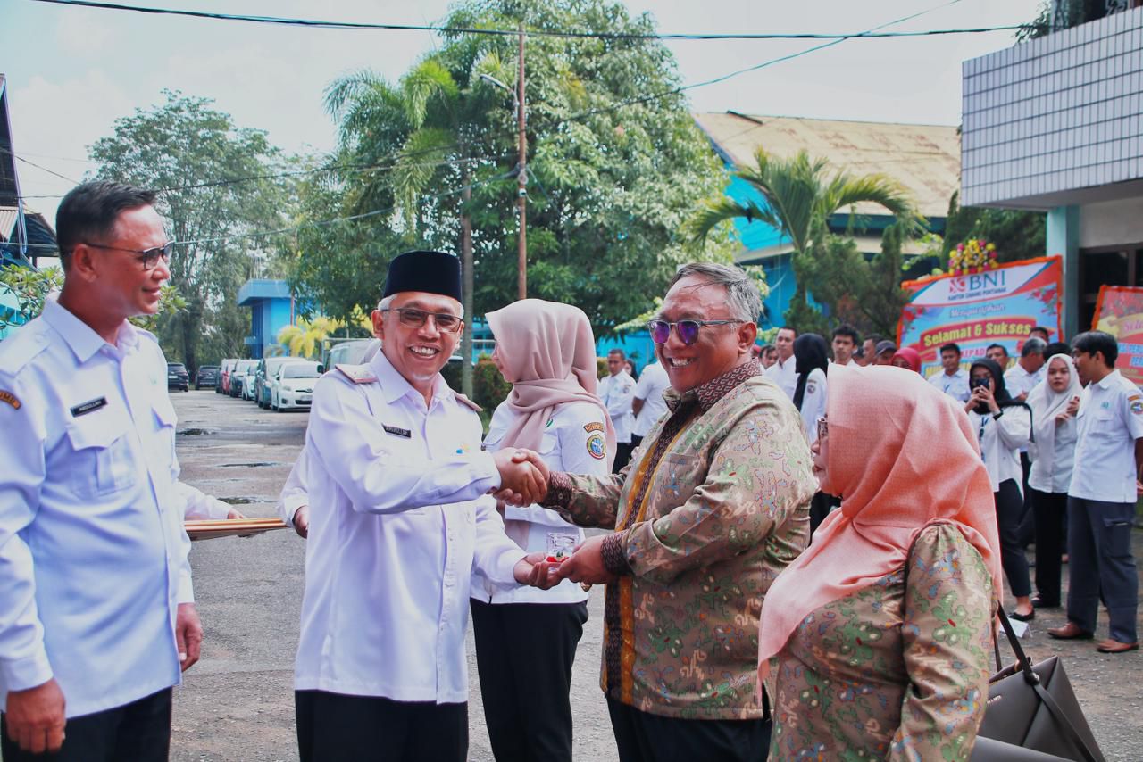 PDAM: Ketua Dewan Pengawas Amirullah menyerahkan cenderamata kepada pegawai PDAM yang memasuki masa pensiun.
