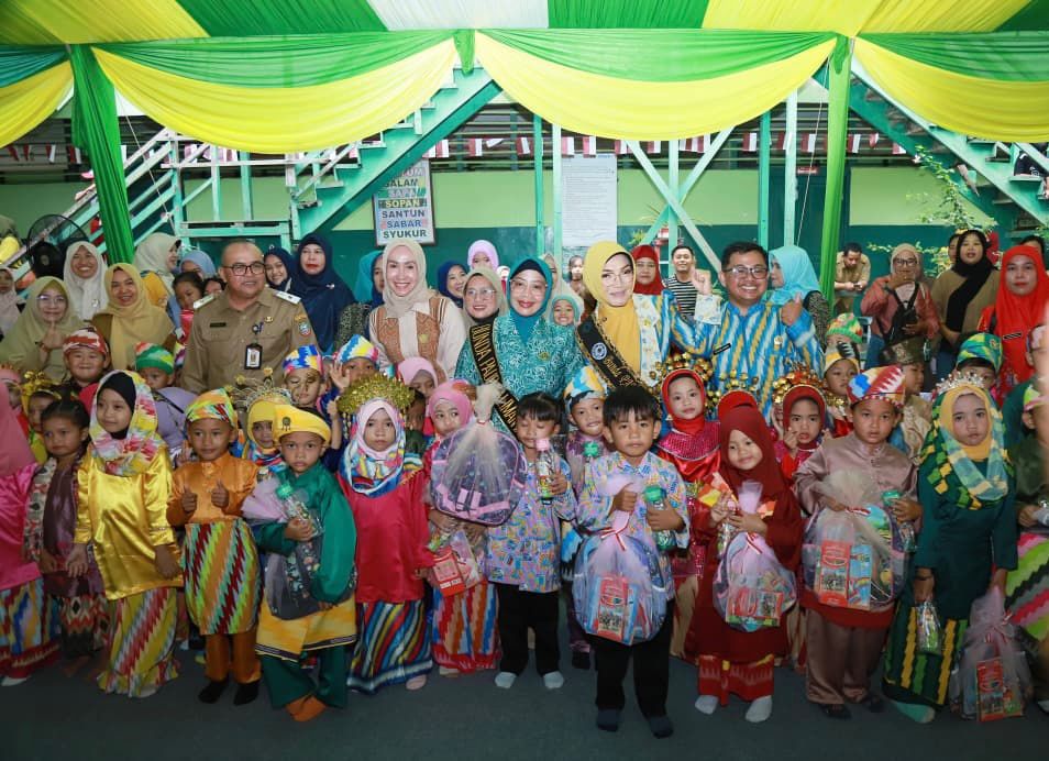 PAUD: Bunda PAUD Provinsi Kalbar Erlina Ria Norsan dan Bunda PAUD Kota Pontianak Yanieta Arbiastutie Kamtono berfoto bersama siswa-siswi PAUD Percontohan PKK Kota Pontianak.
