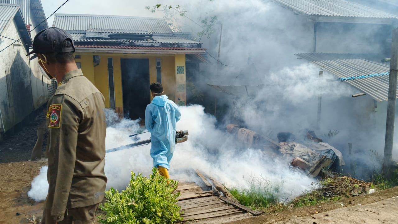 DBD : Pencegahan penyakit Demam Berdarah Dengue (DBD) dilakukan Dinas Kesehatan dan Keluarga Berencana Kayong Utara dengan cara fogging.