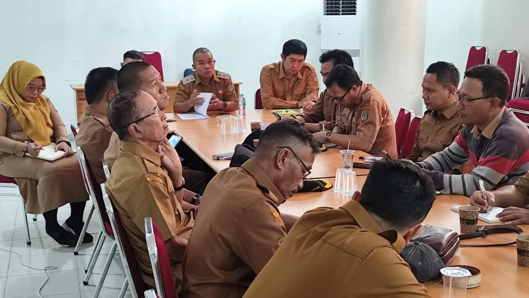 KONSOLIDASI : Kegiatan konsolidasi 17 desa dan perwakilan APDESI Kayong Utara serta perwakilan Bagian Hukum Sekretariat Daerah Kayong Utara, di Ruang Rapat Dinas SP3APMD, Senin (1/12)