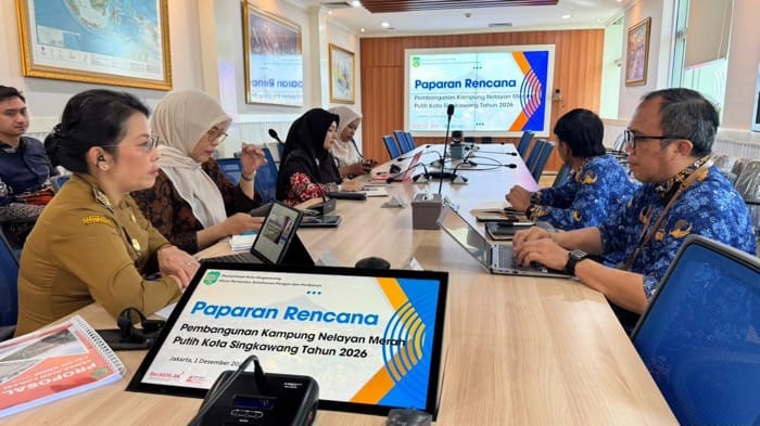 PAPARKAN: Wali Kota Singkawang Tjhai Chui Mie memaparkan rencana pembangunan Kampung Nelayan Merah Putih kepada KKP RI.
